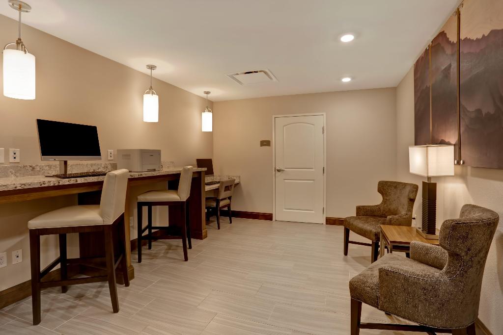 Clarion Hotel Overland Park - photo 2