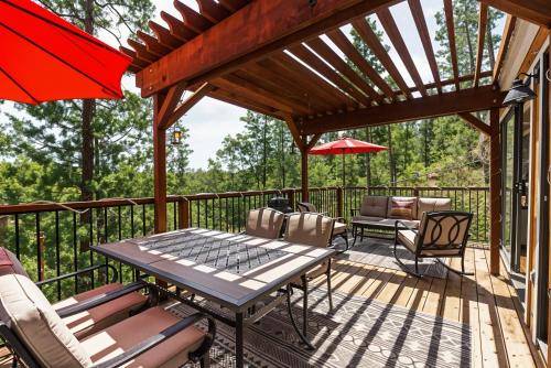 The Happy Place Mountain View Home — 4-Star Luxury Hotel in Groveland, United States