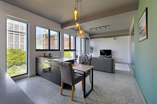 Ira Luxury Apt with City & Mountain Views