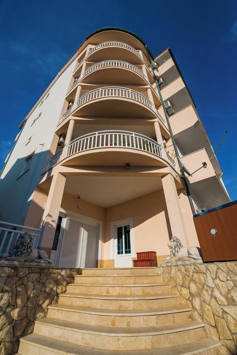 B B Pero Near Sea With Hot Tub Access in Omis, Croatia