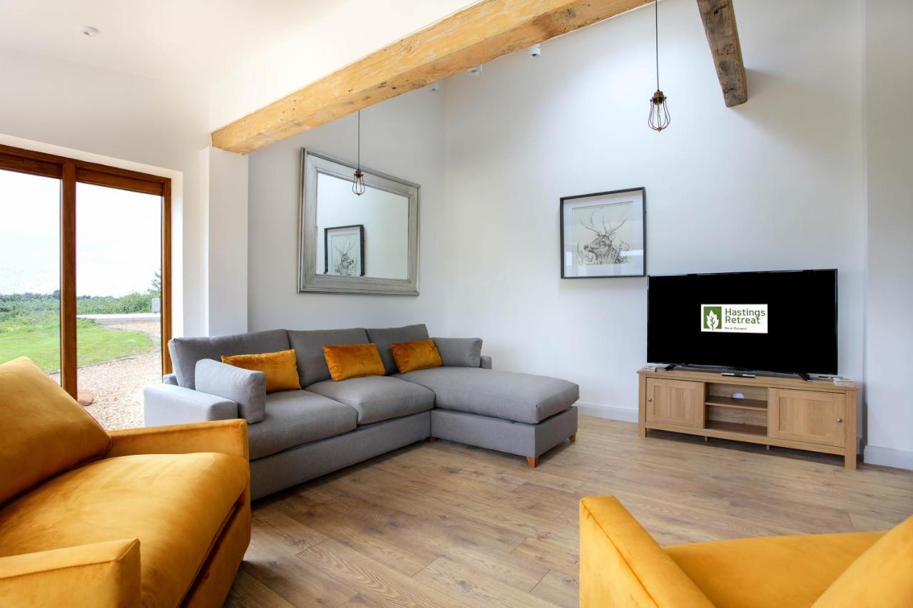 Hastings Retreat Rural Barn Conversions with Private Lake — hotel in Ashby De La Zouch