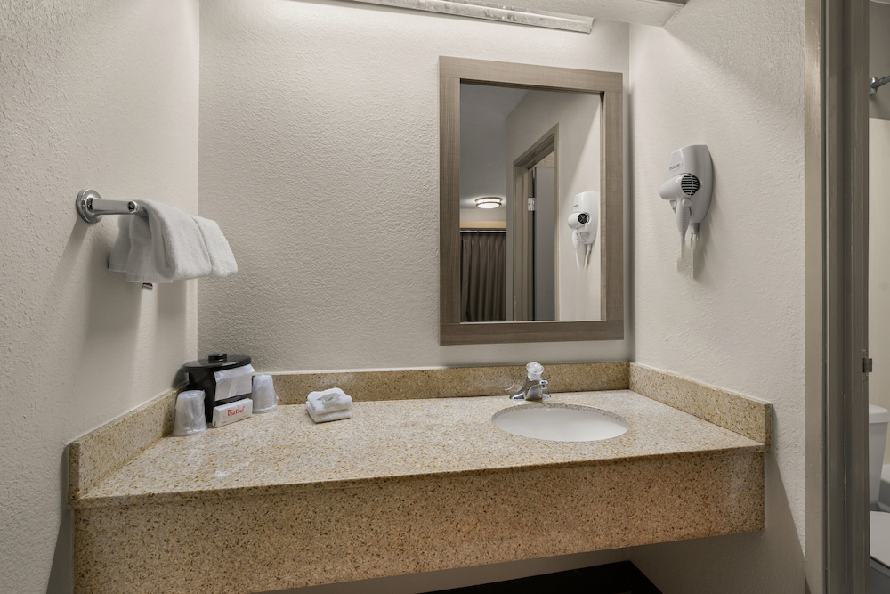 Red Roof Inn Detroit Royal Oak Madison Heights - photo 24