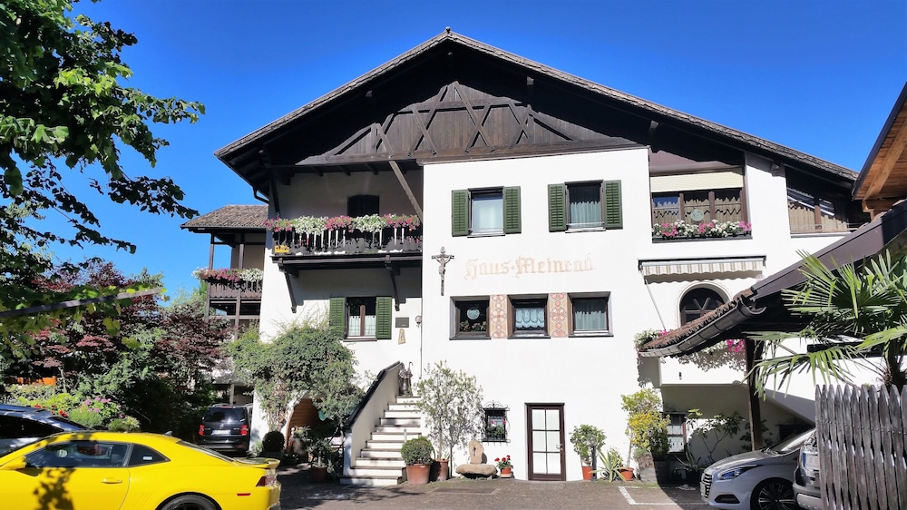 Garni Meinrad - carbon neutral hotel in Ora