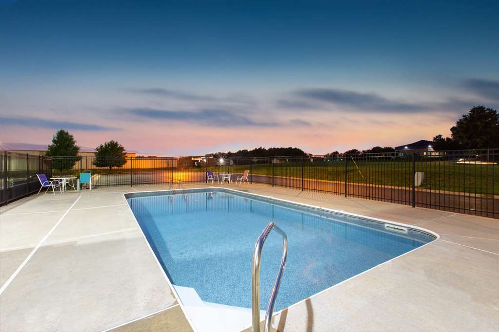 La Quinta Inn & Suites by Wyndham Blue Springs - photo 14