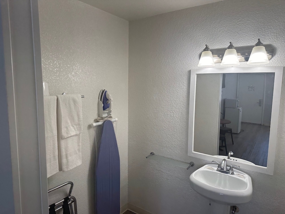 Premier Inns Metro Center - photo 24