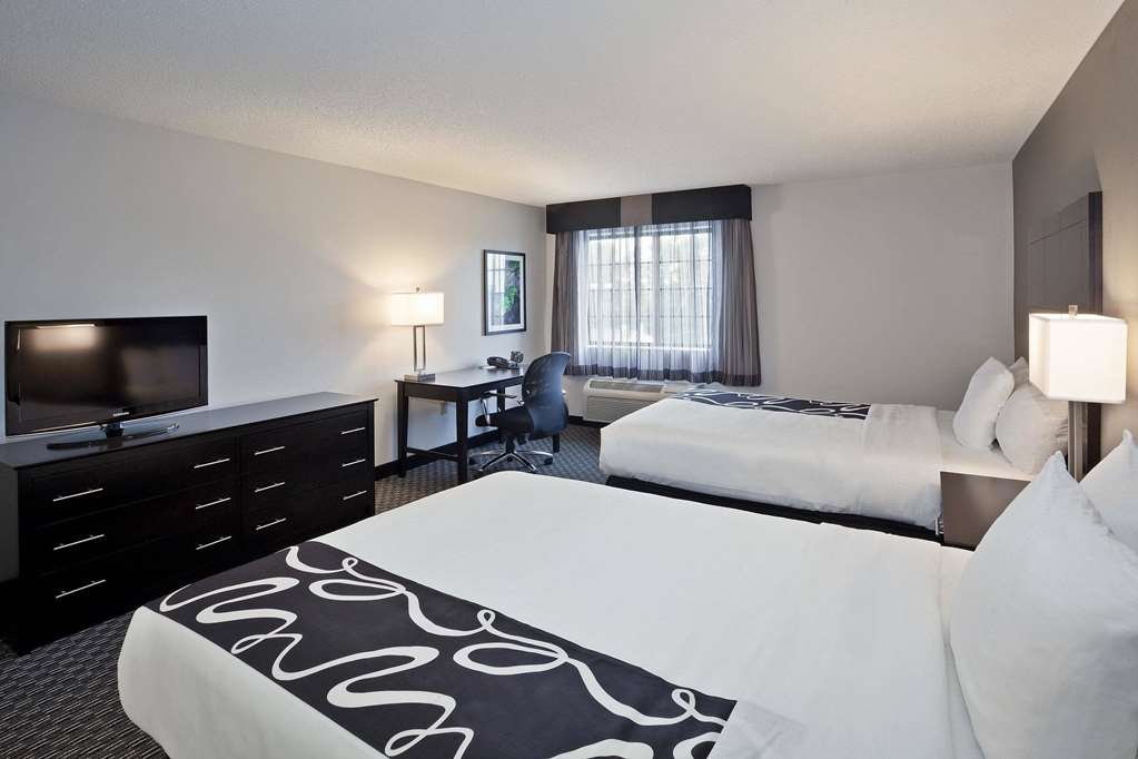 La Quinta Inn & Suites by Wyndham Cleveland Macedonia - photo 14