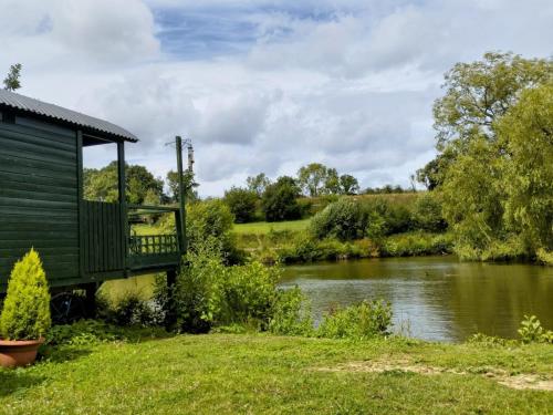 Charming tranquil Shepherds Hut with lakeside balcony 'Roach' — hotel in Uckfield