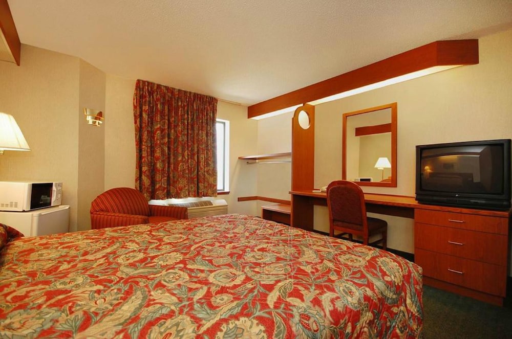 Syracuse Inn & Suites - photo 18