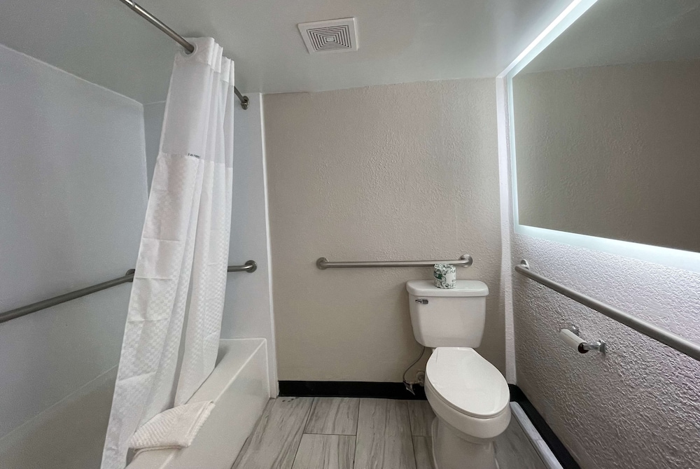Days Inn & Suites by Wyndham Port Huron - photo 44