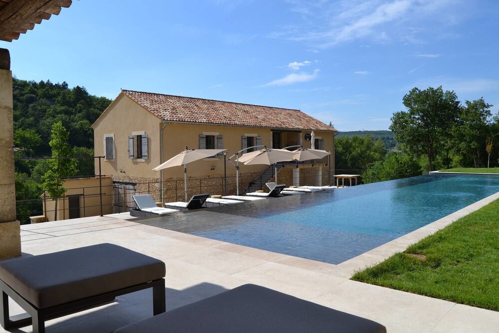 Mas Sainte Hélène — 4-Star Luxury Hotel in Cereste, France