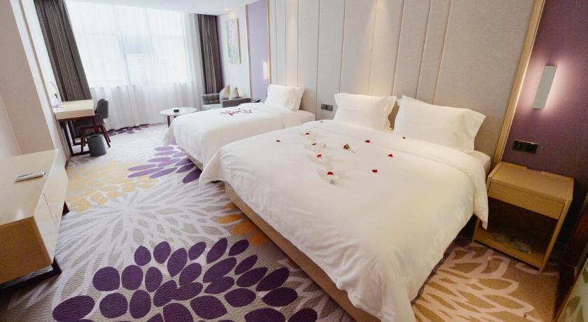 Lavande Hotel Xingyi Jushan Avenue - carbon neutral hotel in Anshun