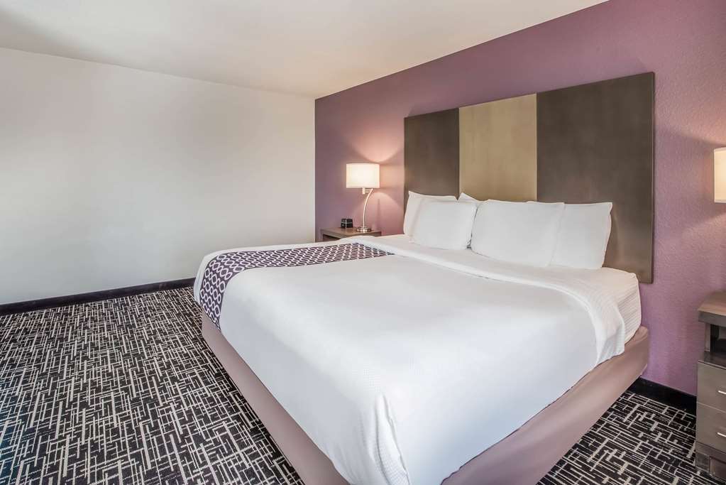 La Quinta Inn & Suites by Wyndham Fairborn Wright Patterson - photo 26