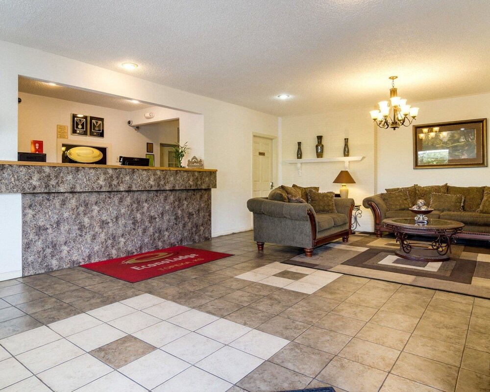 Econo Lodge Topeka Blvd. - photo 8