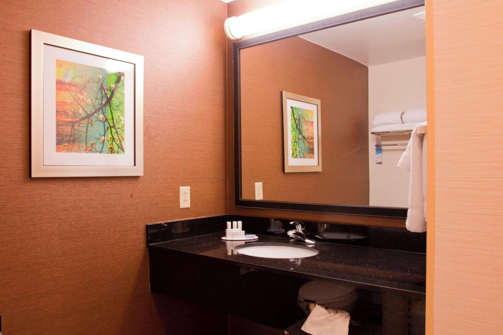 Fairfield Inn & Suites by Marriott Bedford - photo 12