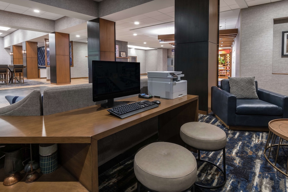 Hampton Inn & Suites Fort Wayne Downtown - photo 42