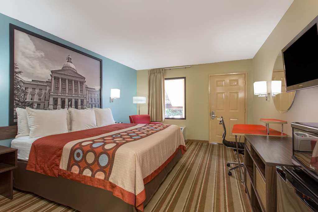 Super 8 by Wyndham Forest Park - photo 9