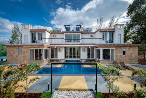 SaffronStays Casa De Familia 6BHK Luxury Pool Villa in Karjat with Lawn Gazebo & Bathtubs — 4-Star Luxury Hotel in Khopoli, India