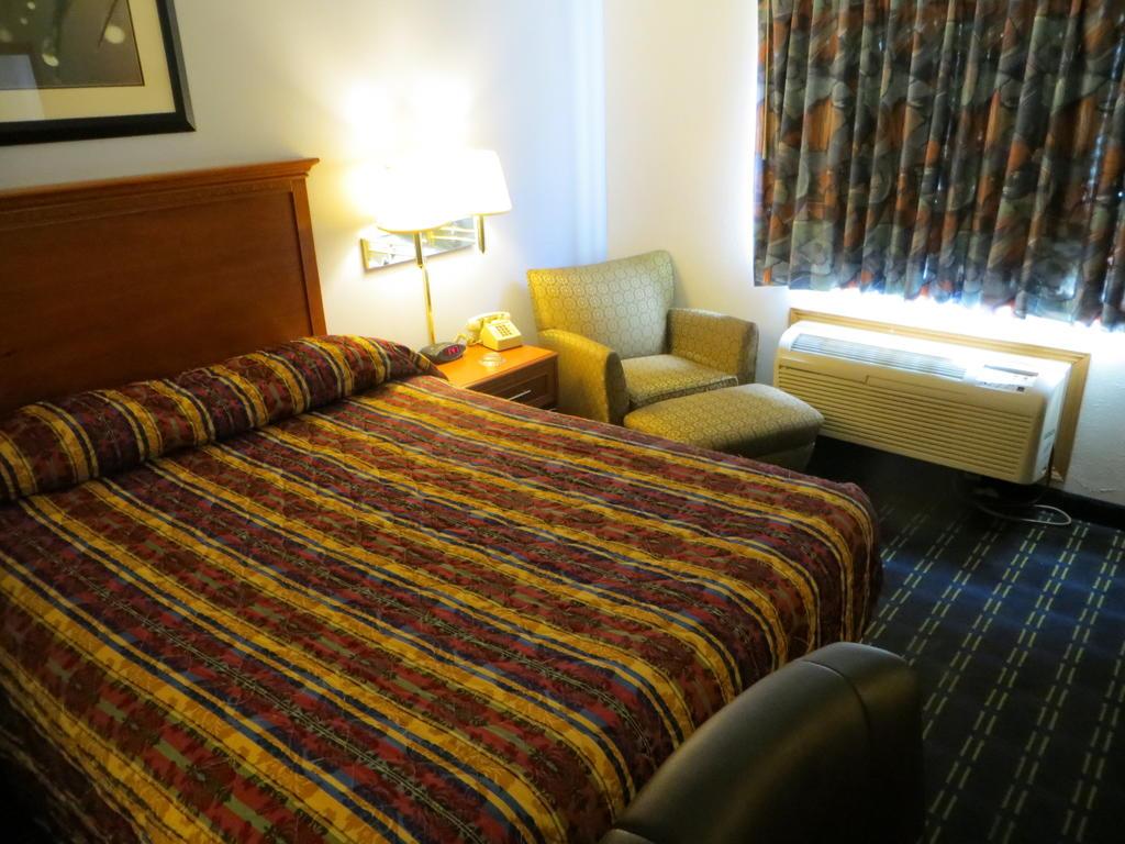 Knights Inn Memphis at Macon Cove - photo 9