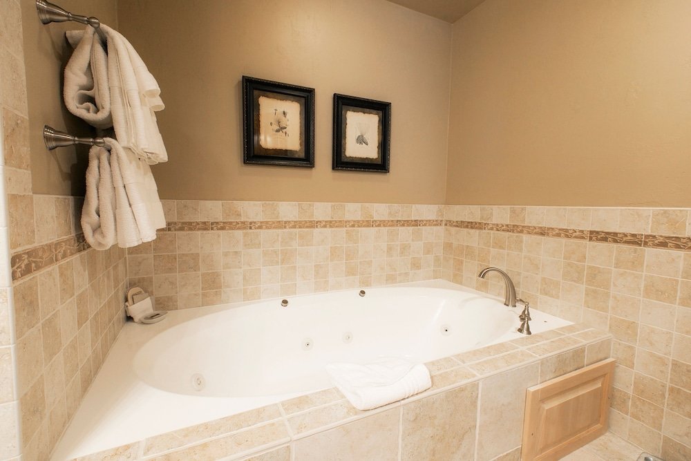 Premium Luxury Three Bedroom Suite with Two Hot Tubs 3 Apartment Hotel by RedAwning - photo 10