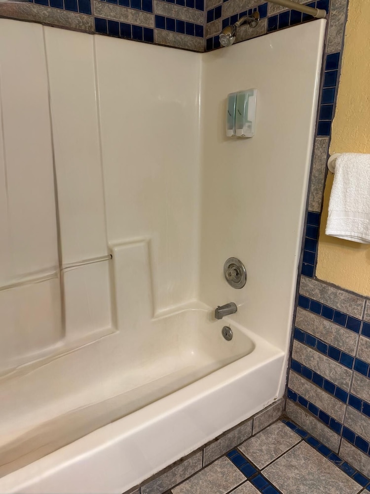 Cinderella Motel - photo 22