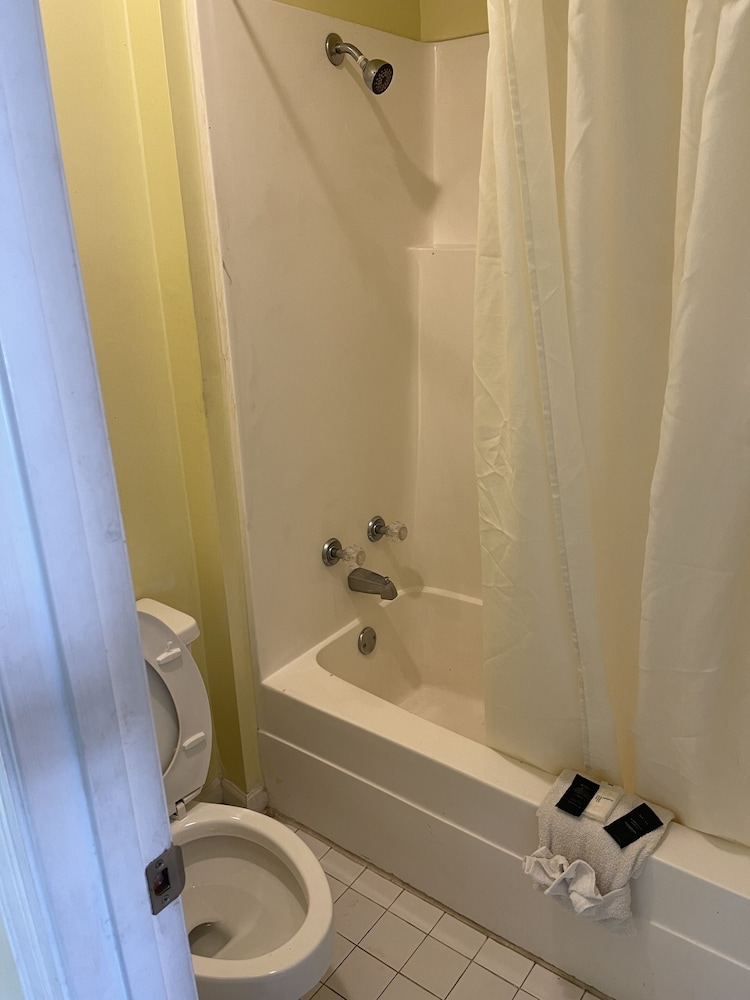 Covered Bridge Inn & Suites - photo 9
