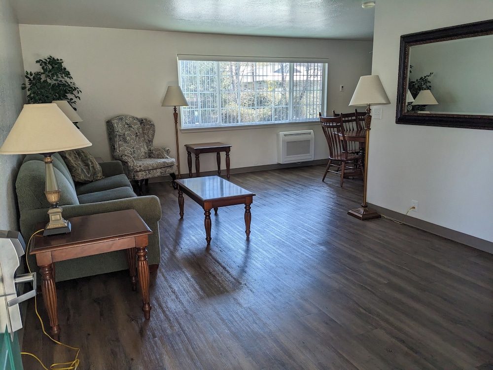 Hi Lo Motel Cafe and RV Park - photo 23
