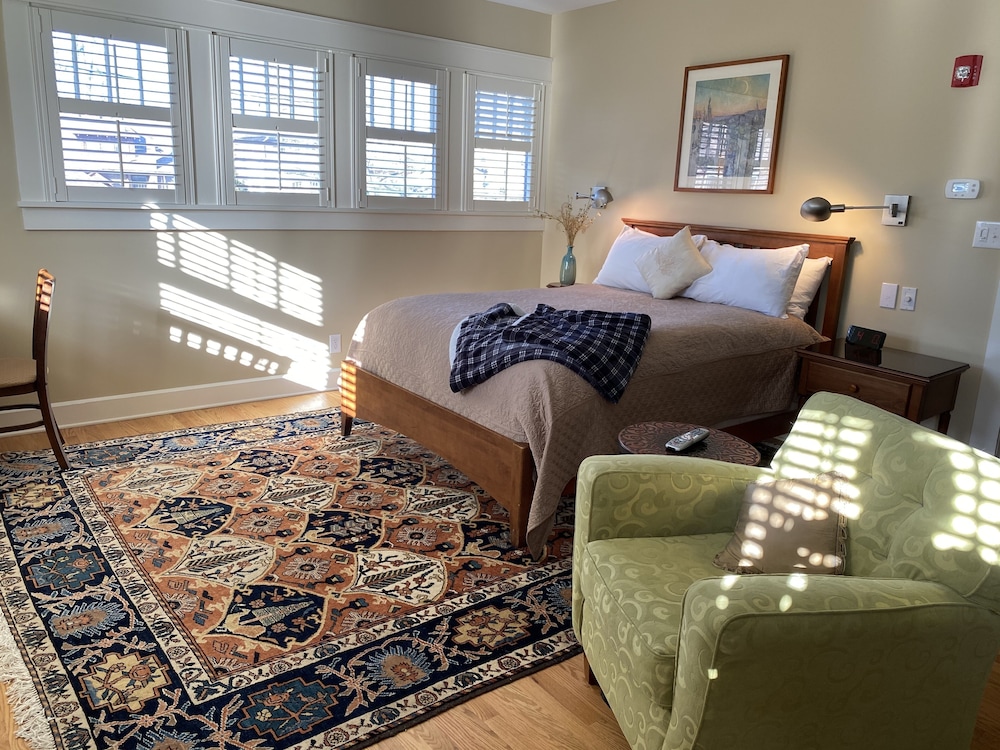 Showers Inn in Bloomington, United States