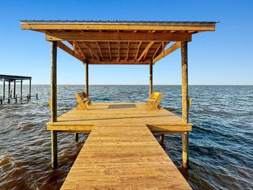 Baywatch Paradice Paradice 8 m to beach private pier Sleeps 8 Fenced Dog Area in Gulf Shores, United States