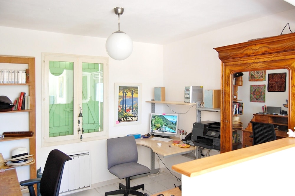 Holiday Home Chemin De Villecroze — 4-Star Luxury Hotel in Roquevaire, France