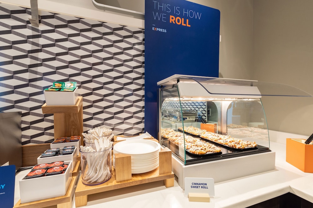 Holiday Inn Express Hotel & Suites Fredericksburg by IHG - photo 35