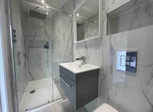 Large Countryside House Swim Pool Jacuzzi Sleeps 10 guest — 4-Star Luxury Hotel in Ware, United Kingdom