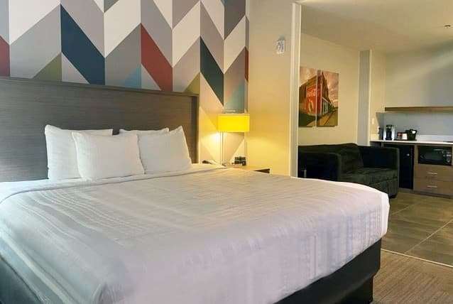 La Quinta Inn & Suites by Wyndham Tulsa Downtown Route 66 - photo 11