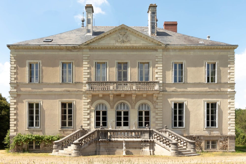 Chateau du Hallay - carbon neutral hotel in Bouffere