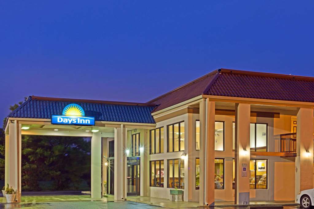 Days Inn by Wyndham Clinton in Clinton, United States