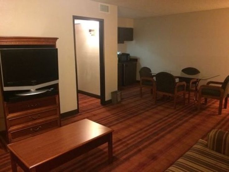 Plaza Hotel and Suites - photo 10
