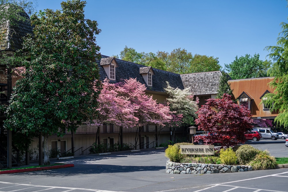 Riverside Inn - carbon neutral hotel in Grants Pass