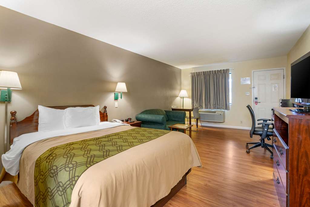 Econo Lodge Inn & Suites Southeast - photo 9