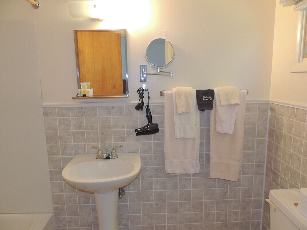 Rock Ledge Motel - photo 24