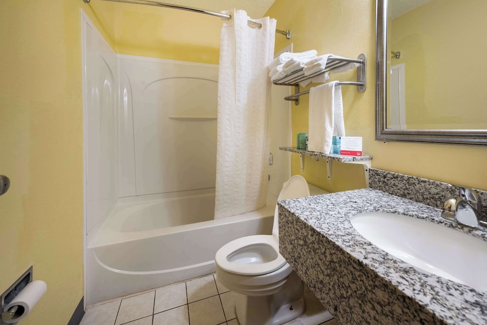 Econo Lodge Spotsylvania Town Center - photo 41