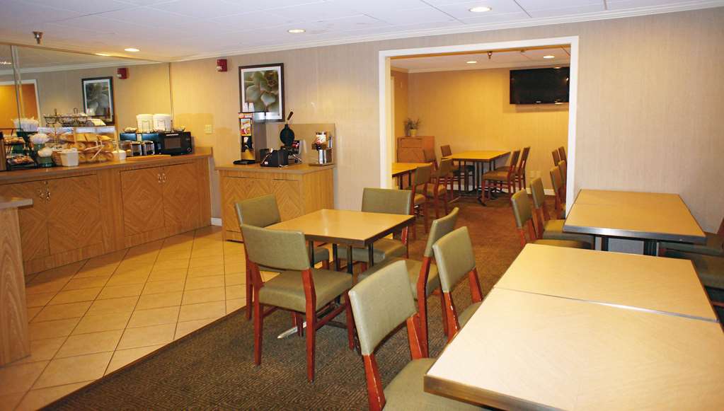 La Quinta Inn & Suites by Wyndham Tampa Brandon West - photo 54