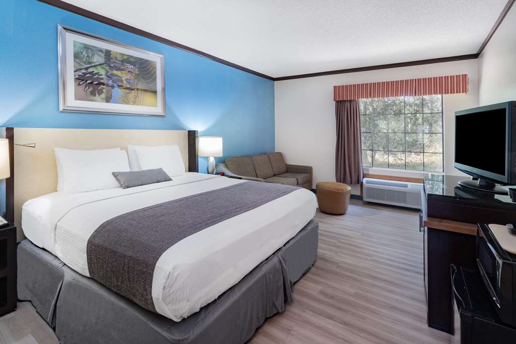 Red Roof Inn & Suites Hinesville - photo 30