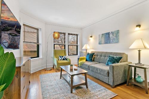Welcoming & Trendy 1BR Apt in Larchmont — 4-Star Luxury Hotel in Chicago, United States