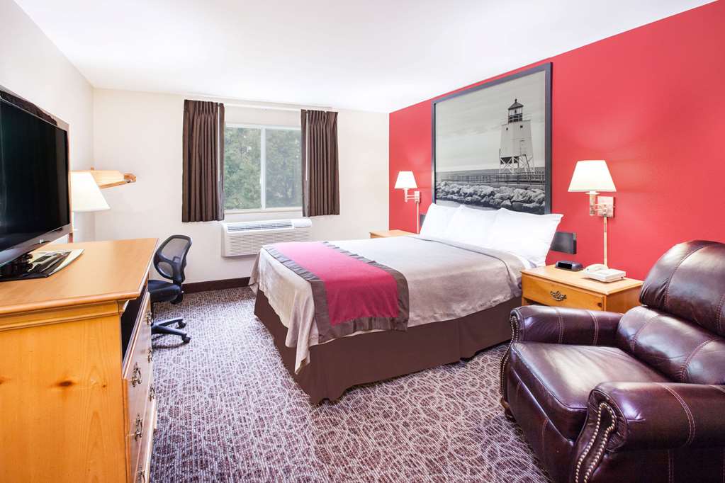 Super 8 by Wyndham West Branch - photo 6