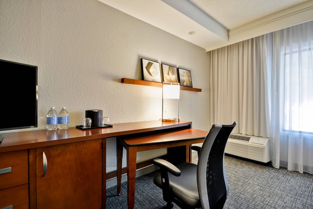 Courtyard by Marriott Dallas Medical Market Center - photo 10