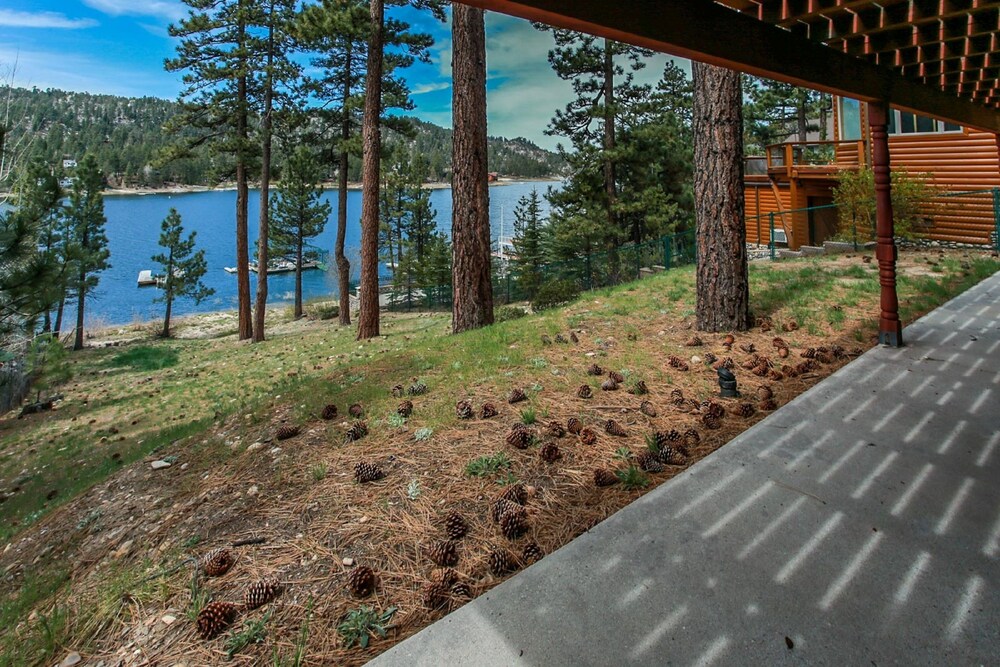Rustic Vintage Lakefront - last minute hotel in Big Bear Lake