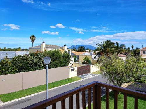 Lovely 2 bedroom condo with balcony and a view — 4-Star Luxury Hotel in Cape Town, South Africa