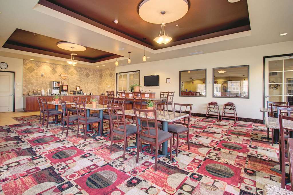 La Quinta Inn & Suites by Wyndham Denver Gateway Park - photo 52