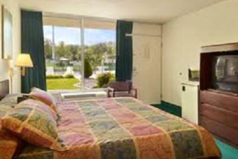 Macomb Inn - photo 12