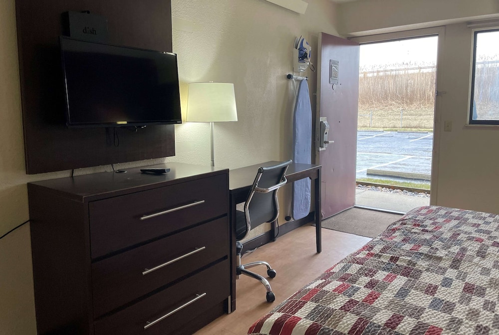 Travelodge by Wyndham Holland Toledo - photo 8