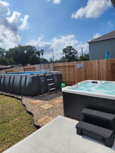 Pool house with hot tub — 4-Star Luxury Hotel in Houston, United States